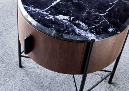 Detalle del tablero de mármol negro Marquina sobre la base cilíndrica de madera multicapa curvada - BertO