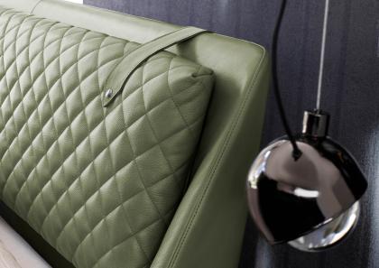 Detalle cabecero acolchado cama doble moderna de lujo Chelsea de piel - BertO
