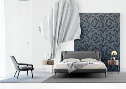 Dormitorio amueblado con cama Chelsea de piel gris, mesitas de noche Roi y sillón Patti - BertO