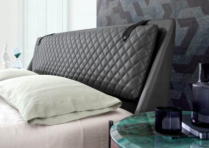 Detalle cabecero acolchado cama moderna de lujo Chelsea de piel - BertO