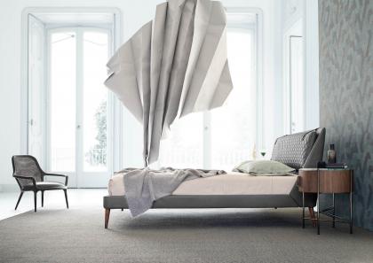 Vista lateral cama moderna de lujo Chelsea de piel gris - BertO