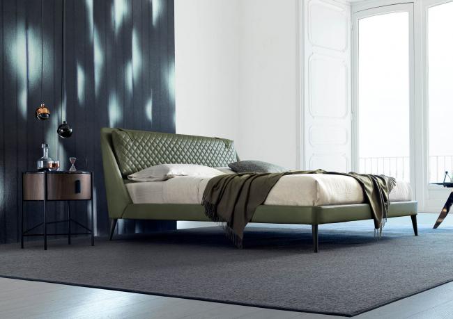 Dormitorio amueblado con cama doble moderna de lujo Chelsea de piel verde - BertO