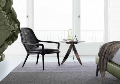 Estancia amueblada con el sillón Patti de diseño en color negro - BertO