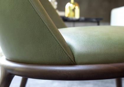 Detalle del asiento del sillón envolvente de cuero verde KIM - BertO