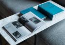 Libro Made in Meda - El futuro del diseño tiene mil años abierto sobre la mesa de centro