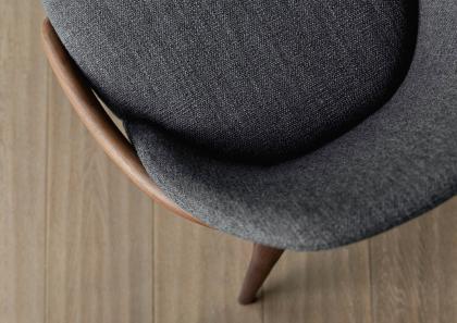 Silla moderna de madera Jackie Wood detalle asiento tapizado en tela - BertO