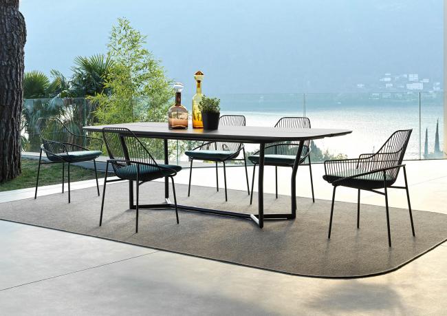 Mesa CJ de piedra de lava con sillas exteriores Jackie - Mobiliario de Exterior BertO
