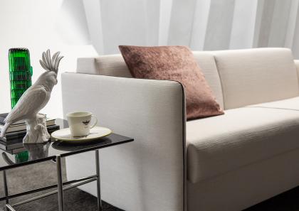 Detalle del reposabrazos y cojines del asiento del sofá de tela Easy - BertO