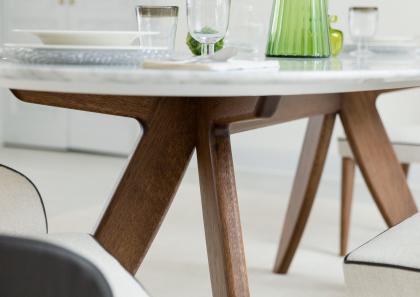 Mesa Ring con superficie de mármol de Carrara y base de madera maciza de roble pintada de nogal