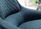 El cojín del respaldo del moderno sillón de diseño Hanna presenta costuras decorativas - BertO Outlet