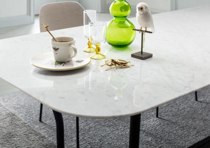 CJ mesa de diseño detalle de la tapa de mármol de Carrara - BertO Salotti