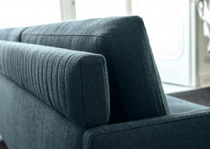 Detalle del reposabrazos estrecho del sofá Dee Dee adecuado para una sala de estar moderna