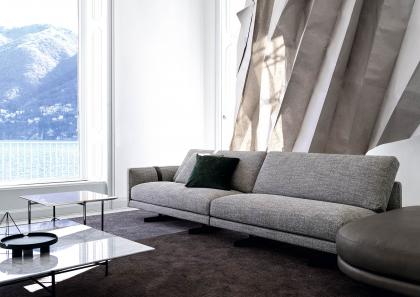 El sofá de esquina Dee Dee completa el ambiente junto con las mesas cuadradas Riff en mármol de Carrara - BertO