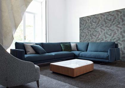 El sofá de esquina Dee Dee en tela está formado por elementos en espuma de poliuretano que lo hacen indestructible 