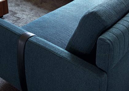 El sofá de esquina Dee Dee está tapizado con el tejido Dorian color ottanio de la exclusiva colección BertO