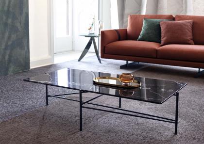 Combinando la mesa de centro Riff en mármol negro de Marquinia con el sofá Dee Dee con península reversible - BertO