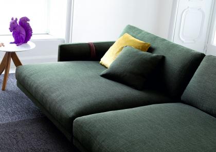El cómodo asiento del sofá profundo Dee Dee es perfecto para disfrutar de la relajación y la tranquilidad  - BertO