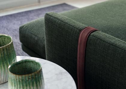 La correa de piel del apoyabrazos del sofá profundo Dee Dee permite combinaciones de colores y materiales únicos - BertO