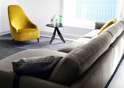 Detalle del respaldo caracterizado por sus líneas elegantes que realzan el diseño moderno del sofá Dee Dee - BertO