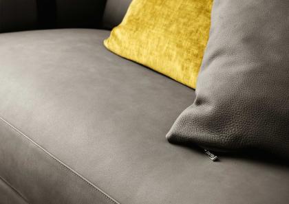 Detalle de la excelente piel Douglas de color gris que cubre el sofá con chaise longue redondo Dee Dee - BertO