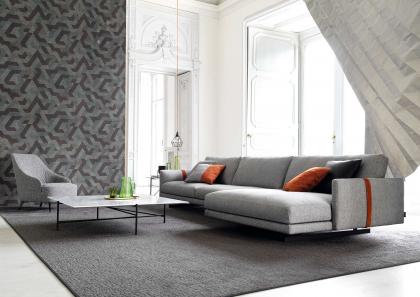 Ambiente compuesto por el sofá de tela con península Dee Dee, la mesa de centro lacada Riff y el sillón Emilia - BertO