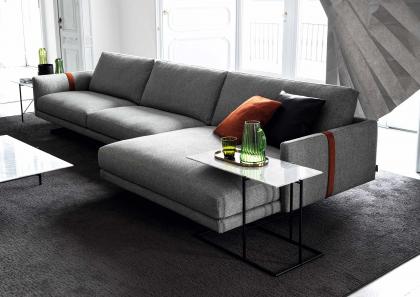 Detalle del cómodo plano de apoyo que ofrece el sofá de tela con península Dee Dee - BertO